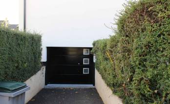 porte de garage sectionnelle noire à hublots