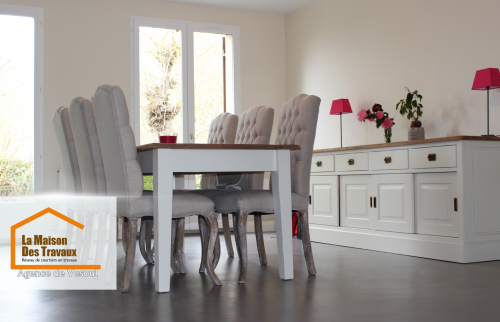 Une rénovation réussie à Vesoul avec un mobilier chic et un sol effet béton ciré qui apporte modernité et élégance. De grandes ouvertures laissent entrer la lumière naturelle pour une ambiance chaleureuse.