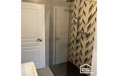 Salle de bain avec douche 