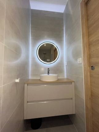 Création de salle d'eau avec pose d'un meuble vasque suspendu et miroir LED - Nantes 44000