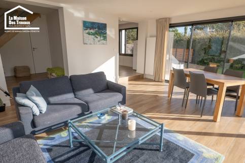 Un coin salon chaleureux, pensé pour les moments en famille