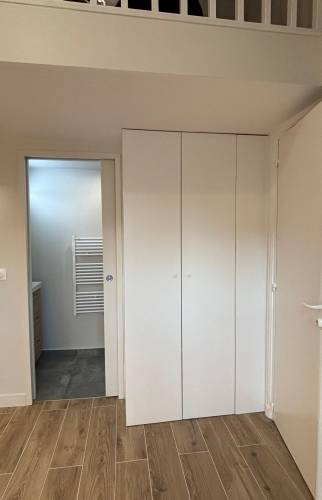 Placards sur mesure dans un studio rénové