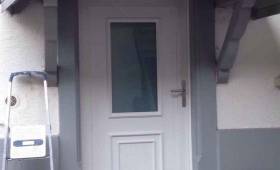 Porte d'entrée arrière PVC blanc à Village Neuf