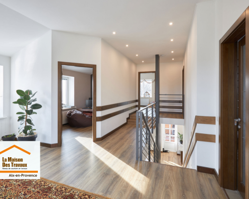 Pose d’un parquet sur l’ensemble de l’étage d’une maison à Aix-en-Provence. Une rénovation intérieure qui harmonise les volumes, améliore la circulation et modernise les espaces de vie.