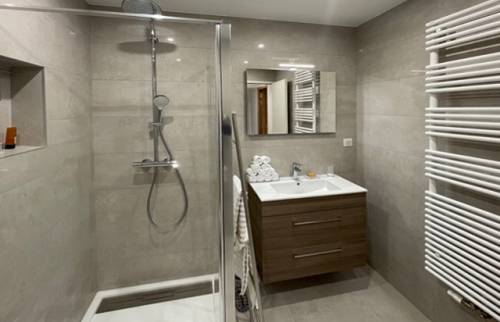 Salle de bain et son meuble-vasque