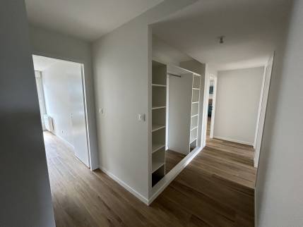 Couloir de distribution avec placard aménagé (Caen 14000)