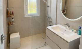 Salle de bain rénovée avec douche à l’italienne, adaptée aux seniors à Voiron