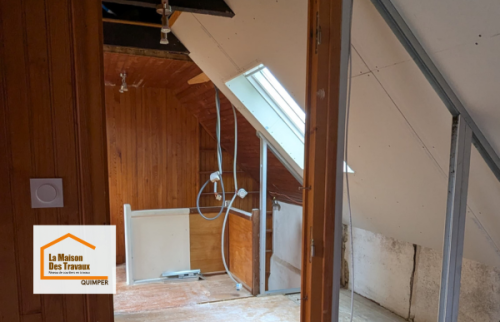 Rénovation intérieure en cours à Loctudy avec réorganisation des pièces, création de cloisons et modernisation des espaces sous toiture dans le Finistère Sud.