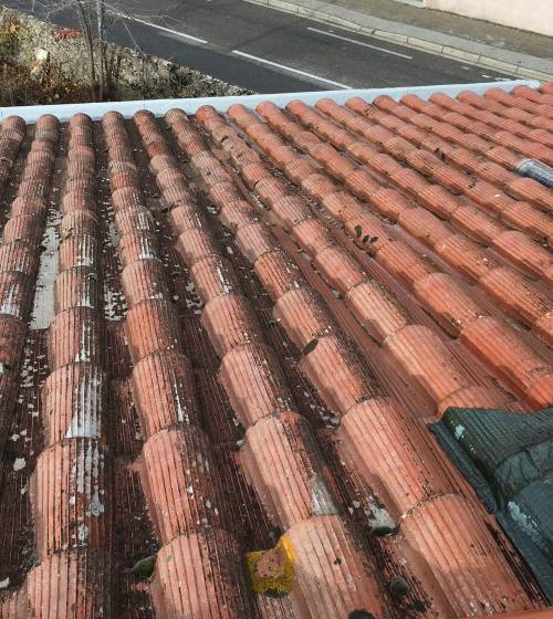 Une toiture abîmée par le temps