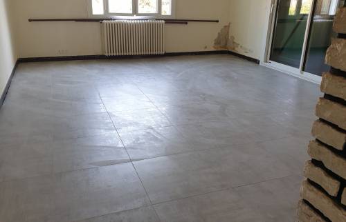 Nouveau sol carrelé dans la pièce de vie en carreaux 60x60