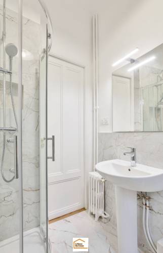 Une salle de bain rénovée à Clichy (92)