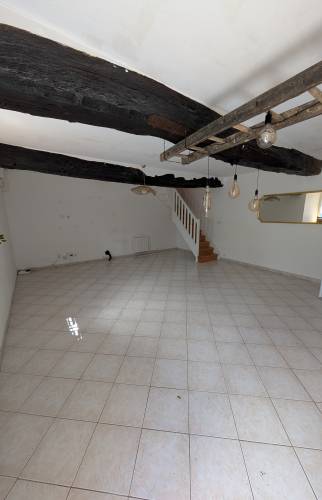 Vue du séjour avant rénovation : ancien revêtement terne