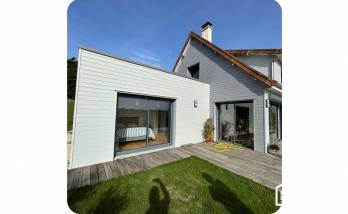 Extension en bardage gris clair