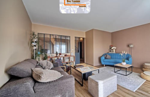 Salon rénové à La Roche-sur-Foron avec verrière intérieure, parquet bois clair et mobilier moderne – projet signé La Maison Des Travaux Bonneville