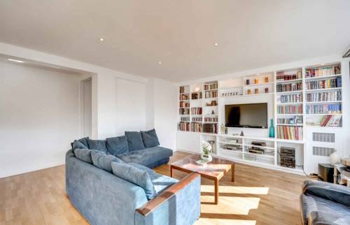 Rénovation d'un appartement à Clamart le séjour et bibliothèque