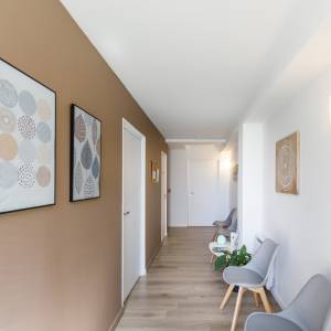 Salle d’attente apaisante avec couleurs naturelles – rénovation 2021 à Trélazé