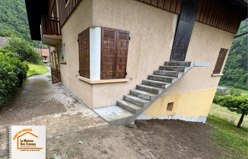 projet escalier sur-mesure Queige, travaux techniques escalier intérieur, escalier sans structure apparente, escalier contemporain Queige, accompagnement courtier travaux