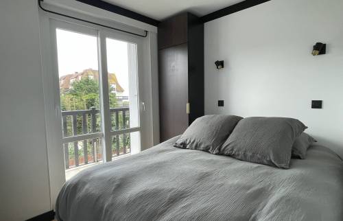 La chambre parentale avec le meuble de rangement