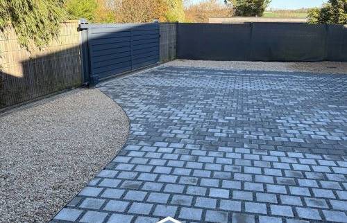 Cour pavée terminée – aménagement extérieur réalisé avec La Maison Des Travaux