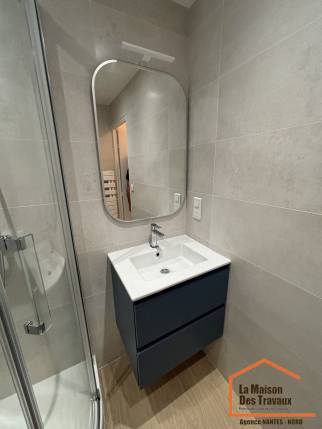 Vasque en coin et mobilier