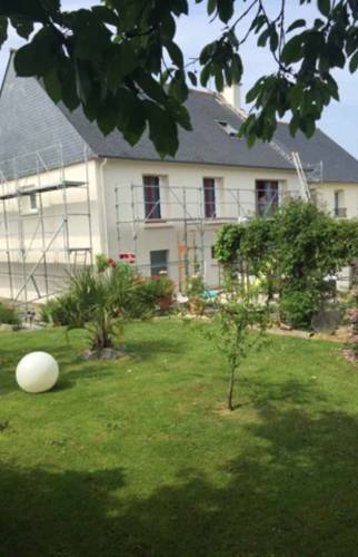 Ravalement de façade en cours et habillage ardoise réalisé à Saint-Pierre-de-Plesguin