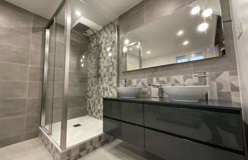 Rénovation salle de bain faïence géométrique gris blanc beige