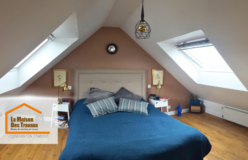 Chambre sous combles rénovée près d’Héricourt – Aménagement cosy sous pente avec éclairage design et Velux, alliant charme et luminosité.