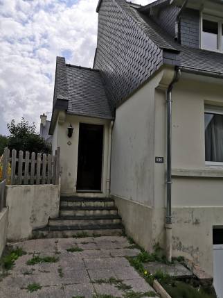 Avant travaux vielle peinture écaillée et sale sur les façades de la maison