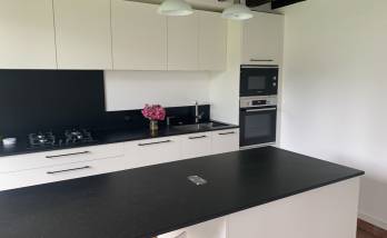 Cuisine noire et blanche La Maison des Travaux Rouen 