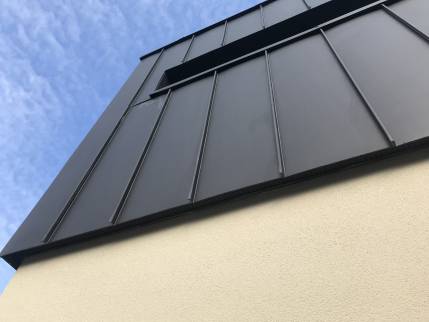 Détail de la façade de l'extension (Caen 14000)