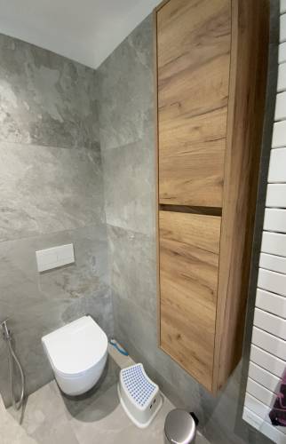 Salle de bain gris et bois La Maison Des Travaux Ales