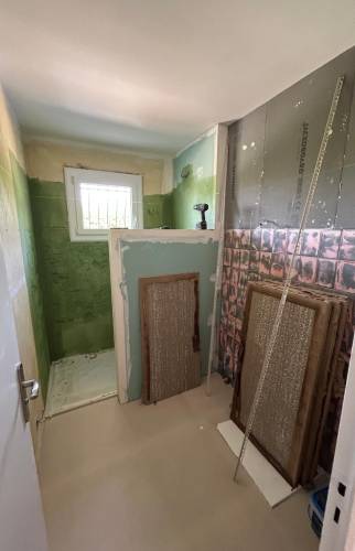 Mise en œuvre de la nouvelle douche à l'italienne et des cloisons techniques.