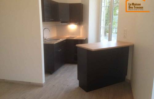 Kitchenette ouverte après travaux.