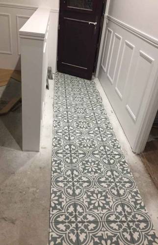 Pose des carreaux de ciment façon tapis d'entrée - Pontoise
