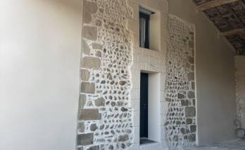 Façade en pierre apparente rénovée - Alixan 26300