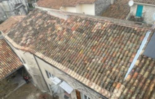 Maison ancienne avec vieux toit 