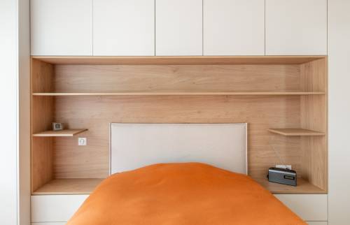 Chambre design avec rangements discrets à Sèvres