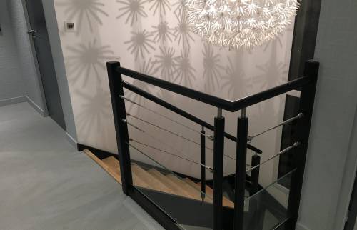 Vue de la rampe sécurisée et de l'escalier ouvert depuis l'étage à Douarnenez (29100)