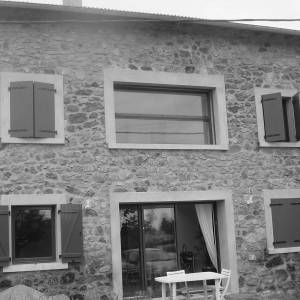 Réhabilitation et aménagement d'une maison en pierre - Façade côté jardin