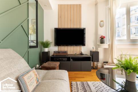 Rénovation et décoration d'un appartement de caractère situé sur Lyon : zoom sur le meuble TV sur mesure et le parement en tasseaux bois