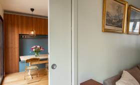 Connexion fluide entre le salon et la salle à manger avec une porte coulissante