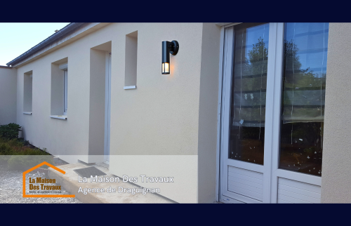 Vue de la porte d'entrée récemment installée, conçue pour être à la fois esthétique et hautement isolante, protégeant l'intérieur des courants d'air.