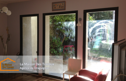 Ici, les travaux de démolition et de préparation de l’ouverture sont en cours. 