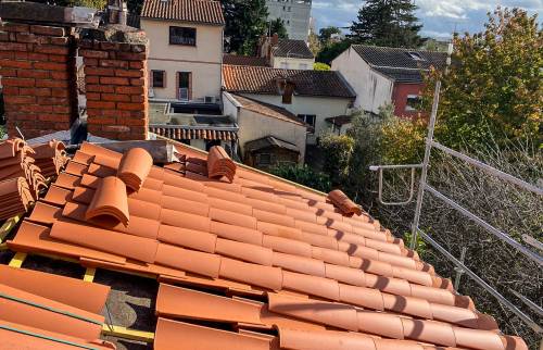 Pose des tuiles canal en cours