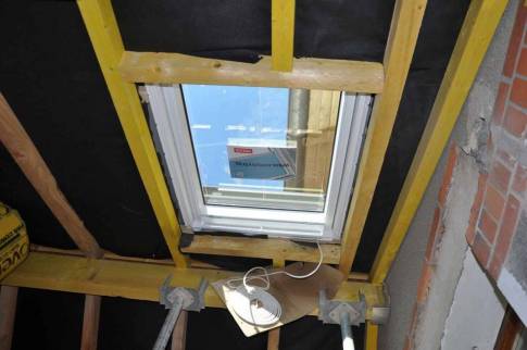  Nouvelle fenêtre de toit Velux sur une extension de maison - Combs-la-Ville 77380