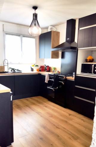 Aménagement cuisine noire et bois