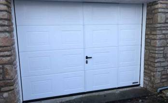 Installation d'une porte de garage blanche à Deauville