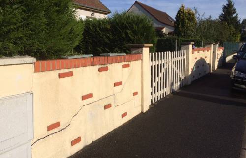 Murets d'enceinte fissurés avant travaux