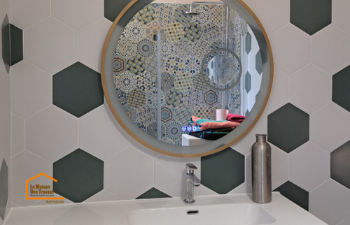 Remplacement d’une ancienne fenêtre par une menuiserie PVC moderne lors d’une rénovation de salle de bain à Fumel 47500.