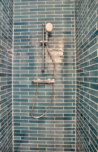 Douche entièrement rénovée avec faïence moderne et colorée - Paris 17